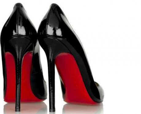 Červená podrážka? To můžou být jedině boty firmy Louboutin.